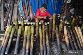Pembuatan lemang beras ketan di Pontianak
