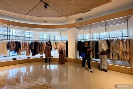 Abaya dan warna dasar diprediksi jadi tren Lebaran 2026