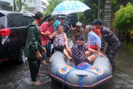 Personel TNI AL bantu evakuasi lansia kebanjiran di Denpasar