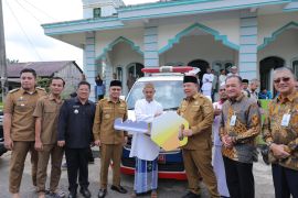 Perkuat layanan kesehatan, Gubernur Babel serahkan ambulans bantu warga Kemingking
