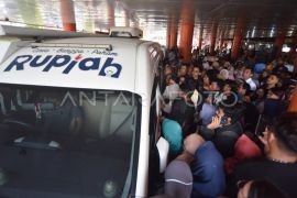 Antrean penukaran uang di Pasar Raya Padang