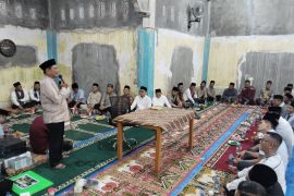 Pemkab Padang Pariaman apresiasi warga bersihkan rumah ibadah terdampak banjir secara swadaya