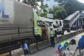 Akibat kurang hati-hati, truk tabrak separator busway di Gatot Subroto