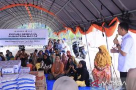 Penghuni Huntara Padang Pariaman peroleh kiriman  sembako