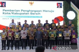 Diterima Wako Fadly Amran, Pemkot Padang sabet penghargaan Sertifikat Adipura