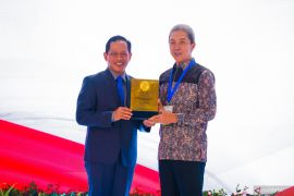 Pemkot Bogor menerima predikat Kota Menuju Bersih dari Menteri LH