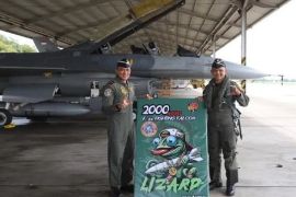 Danlanud Iswahjudi sematkan badge 2.000 jam terbang Mayor Fulgentius