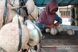 Peminat kelapa bakar di Aceh Barat meningkat selama Ramadhan