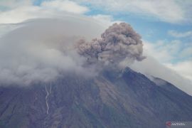 Mount Semeru eruption sparks potential lava flow flooding