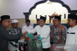 Bupati Paluta safari Ramadan di Batugana, serahkan bansos