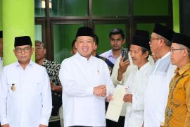 Serahkan 13 sertipikat di Banten, Menteri ATR/Kepala BPN ajak organisasi keagamaan "Keroyok" percepatan sertipikasi tanah wakaf