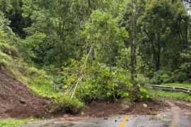 Jalur menuju kaki Gunung Rinjani Lombok Timur longsor