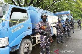 TNI AL Makassar gagalkan transaksi BBM ilegal di tengah laut