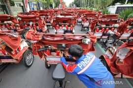 Penyerahan 200 unit becak listrik bantuan Presiden di Kota Kediri
