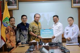 Pemkot Tangerang terima 500 wakaf Al Quran dari perusahaan kertas