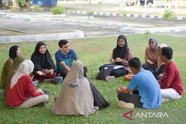 Tas Kecil, Identitas Besar: Saat Gaya Hidup "Membajak" Kebutuhan Akademik Mahasiswa