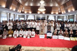 Gubernur Babel serahkan bantuan pendidikan-santunan untuk yatim piatu