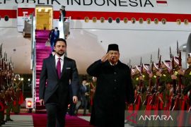 Presiden Prabowo dikawal jet tempur F-16 saat tiba di Yordania
