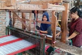 "Kevin Tenun" dari sewa alat, kini punya 16 pekerja