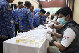 Gubernur Kalteng komitmen dukung pemberantasan narkoba, ratusan ASN tes urine dadakan