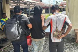 Satgas Ops Damai Cartenz serahkan KKB Natan Matuan ke Kejari Wamena