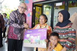 Hampir seribu warga Jakut terima bansos pemenuhan kebutuhan dasar
