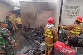 BPBD Aceh Barat kerahkan lima damkar padamkan kebakaran di rumah warga