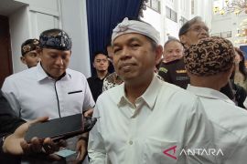 Dedi Mulyadi berikan pengecualian siswa pelosok bawa motor ke sekolah