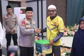 Kapolda Riau serahkan bingkisan untuk anak yatim dan ojol saat Safari Ramadhan di Dumai