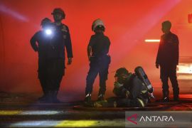 Kebakaran lapak rongsokan di Tangerang