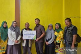 BPJS Ketenagakerjaan Cifest Cibarusah serahkan JKM ahli waris kader posyandu