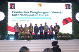 Gubernur Sulsel raih penghargaan Pembina Pengelolaan Sampah