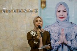 Pemkab Serang bagikan tumbler pada masyarakat tekan sampah plastik