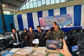 Polda Kepri tetapkan 2 tersangka penyelundup daging 70 ton