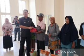 Bupati Bangka Barat salurkan sembako murah di Kecamatan Mentok