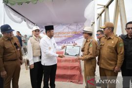 Pemprov Kaltim salurkan bantuan listrik ke 8 desa di Kutai Timur