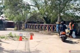 Warga keluhkan Jalan Kampung Kramat Cipayung yang retak dan ambles