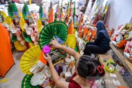 Jelang lebaran 2026, produksi parsel di Karapitan Bandung kebanjiran pesanan, harga tembus Rp2,5 juta