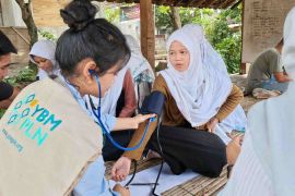 PLN UIW NTB dan YBM PLN gelar pengobatan gratis bagi santri dhuafa