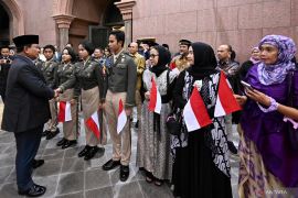 Tiba di Abu Dhabi, Presiden Prabowo disambut diaspora dan kadet Unhan