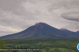 Getaran banjir lahar Gunung Semeru tercatat hampir empat jam