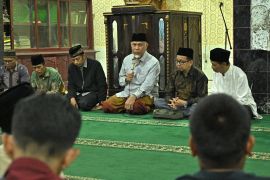 Gubernur Mahyeldi iktikaf bersama warga dan serahkan bantuan untuk Masjid Baiturrahim Payakumbuh