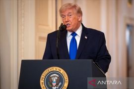 Jelang pemilu paruh waktu, Trump klaim ekonomi AS membaik