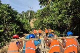 PLN UP3 Tobelo tuntaskan pemulihan kelistrikan pascabanjir dan longsor di Loloda dan Loloda Utara