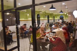 Buka puasa kuliner di kampung pondok Padang