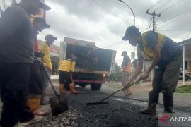 Kementerian PUPR memperbaiki jalan rusak di wilayah Cianjur