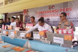 Polda NTB tunjukkan barang bukti sabu dan uang tunai sitaan kasus AKBP Didik