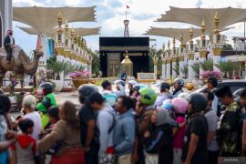 Ngabuburit di kawasan replika ikon dunia Madiun