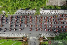 Penyaluran becak listrik bantuan Presiden untuk tukang becak lansia di Nganjuk