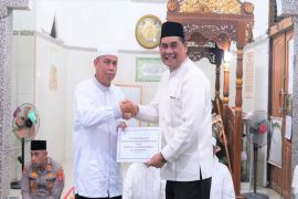 Safari Ramadhan, Shalahuddin serahkan Rp1 miliar untuk Masjid Al Mahabbah Lampeong
